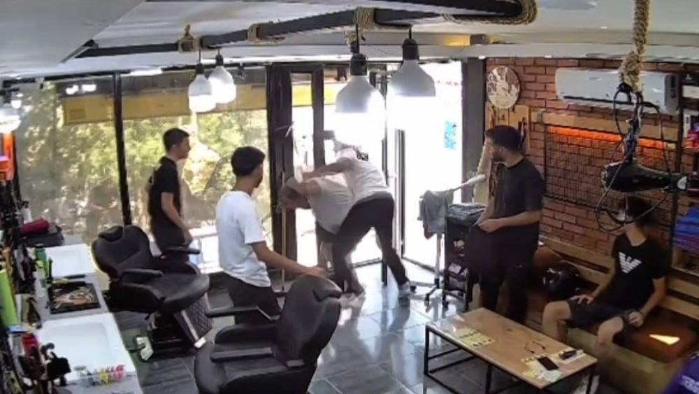 Berbere bı&ccedil;akla girdi, hayatının dayağını yedi
