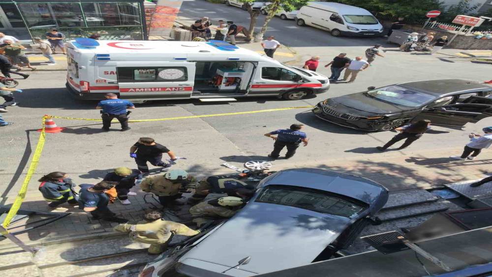 &Uuml;mraniye&rsquo;de cip ile otomobil &ccedil;arpıştı: 2&rsquo;si &ccedil;ocuk 4 yaralı
