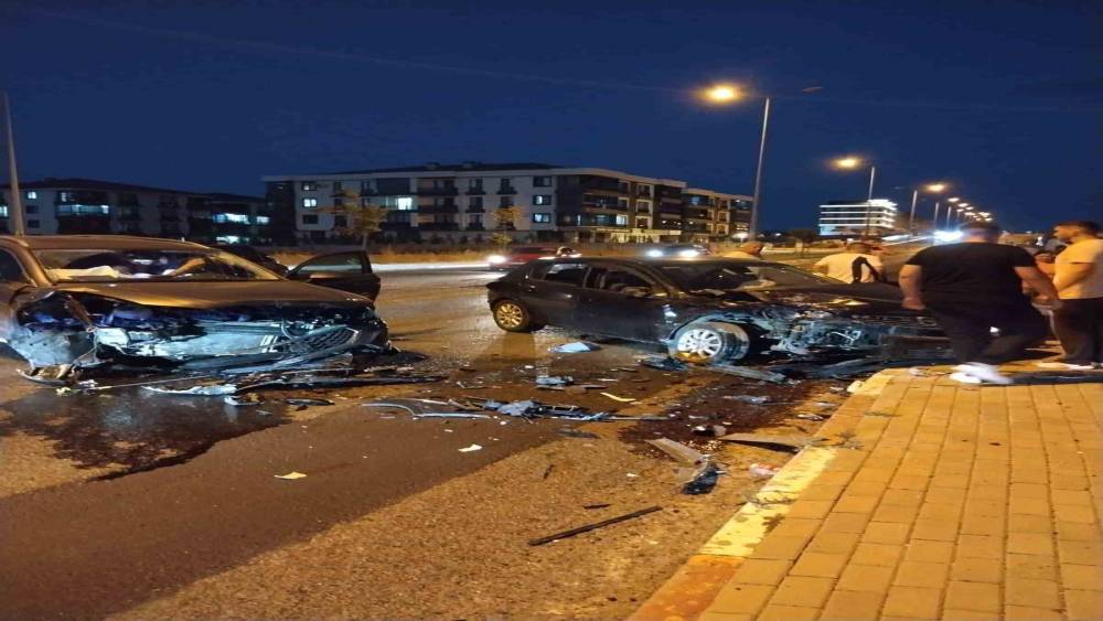L&uuml;leburgaz&rsquo;da otomobil ile SUV ara&ccedil; &ccedil;arpıştı: 8 yaralı
