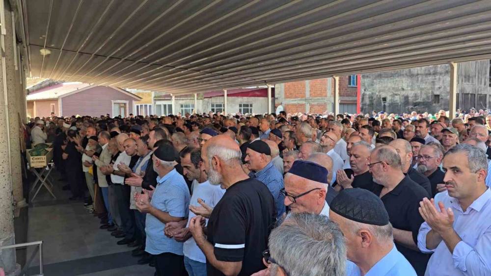 Rize&rsquo;de denizde boğulan iki kardeş son yolculuklarına uğurlandı

