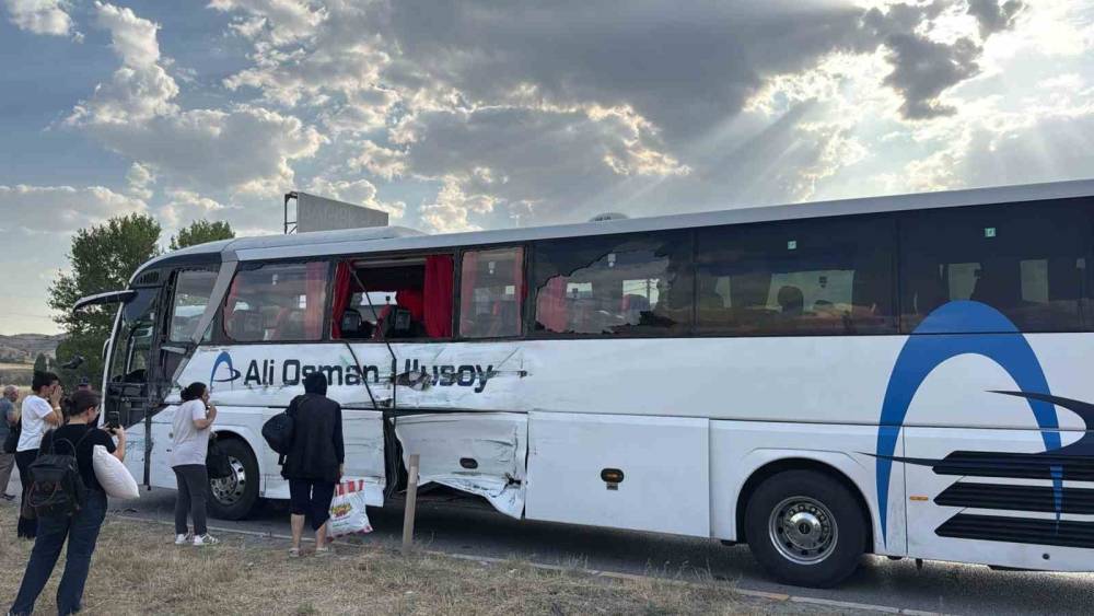 Kırıkkale&rsquo;de yolcu otob&uuml;s&uuml; ve iki tır kavşakta &ccedil;arpıştı: 1 yaralı
