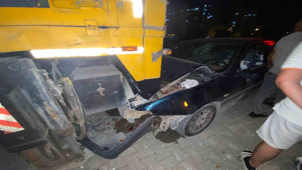 Osmaniye&rsquo;de otomobil park halindeki vince &ccedil;arptı: 1 yaralı
