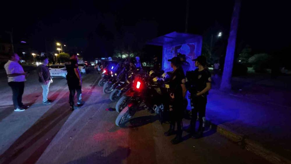 Adana&rsquo;da "Huzur ve G&uuml;ven" uygulaması: 64 aranan şahıs yakalandı, 191 araca 1 milyon 139 bin TL ceza
