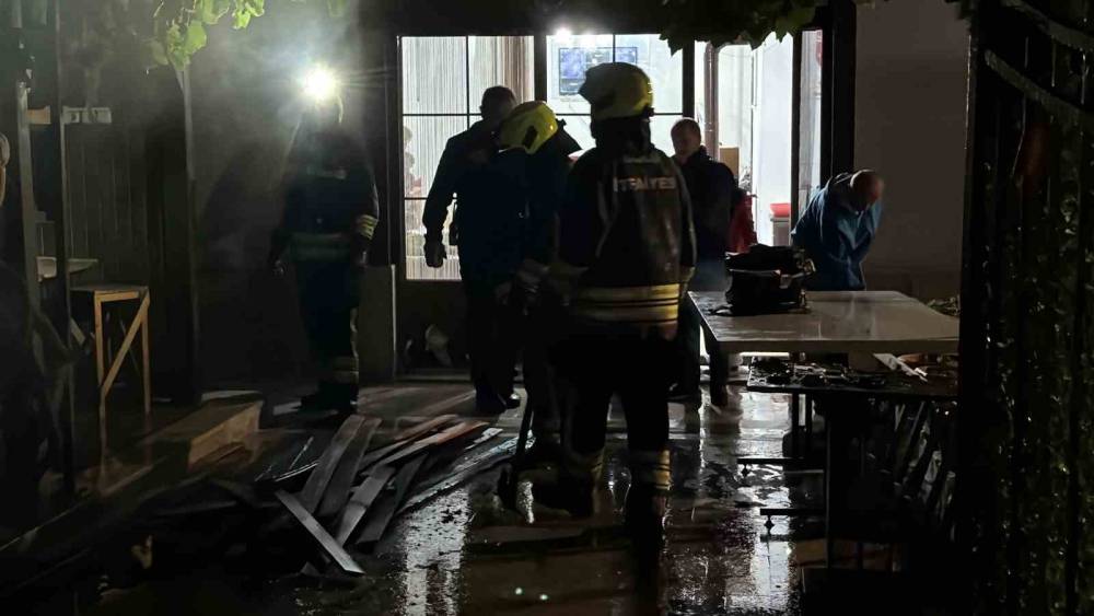 Bolu&rsquo;da ikiz villanın bah&ccedil;esinde &ccedil;ıkan yangın korkuttu
