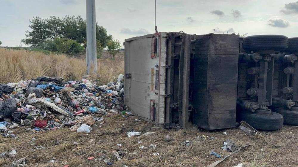 Adana&rsquo;da atık y&uuml;kl&uuml; tır devrildi: S&uuml;r&uuml;c&uuml; yaralandı
