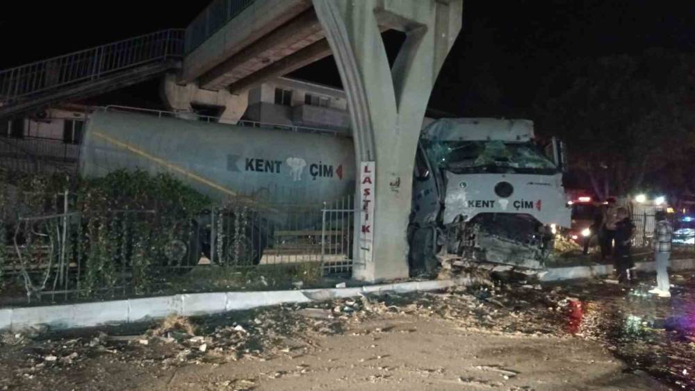 Tır &uuml;st ge&ccedil;ide &ccedil;arptı: 1 yaralı
