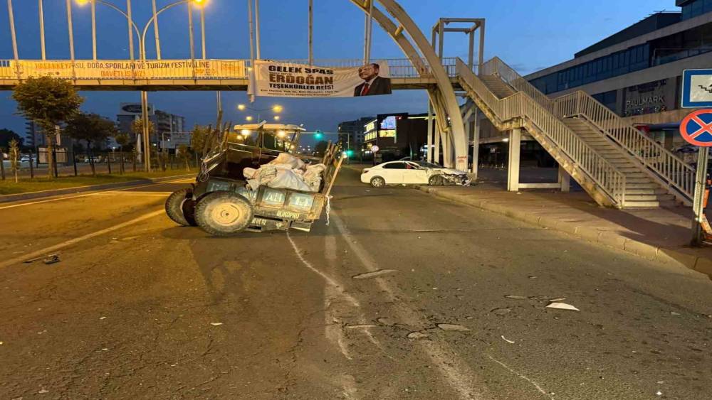 Batman&rsquo;da trakt&ouml;r ile otomobil &ccedil;arpıştı: 2 yaralı
