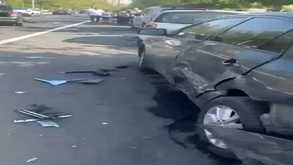 Diyarbakır&rsquo;da seyir halindeki otomobil park halindeki 4 araca &ccedil;arptı
