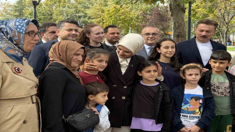 Aile ve Sosyal Hizmetler Bakanı G&ouml;ktaş, "T&uuml;rkiye Y&uuml;zyılı Buluşmaları" kapsamında esnaf ve vatandaşlarla bir araya geldi
