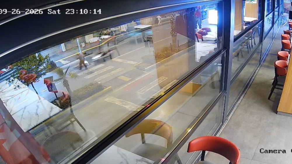 Motosikletin &ccedil;arptığı yaya ağır yaralandı
