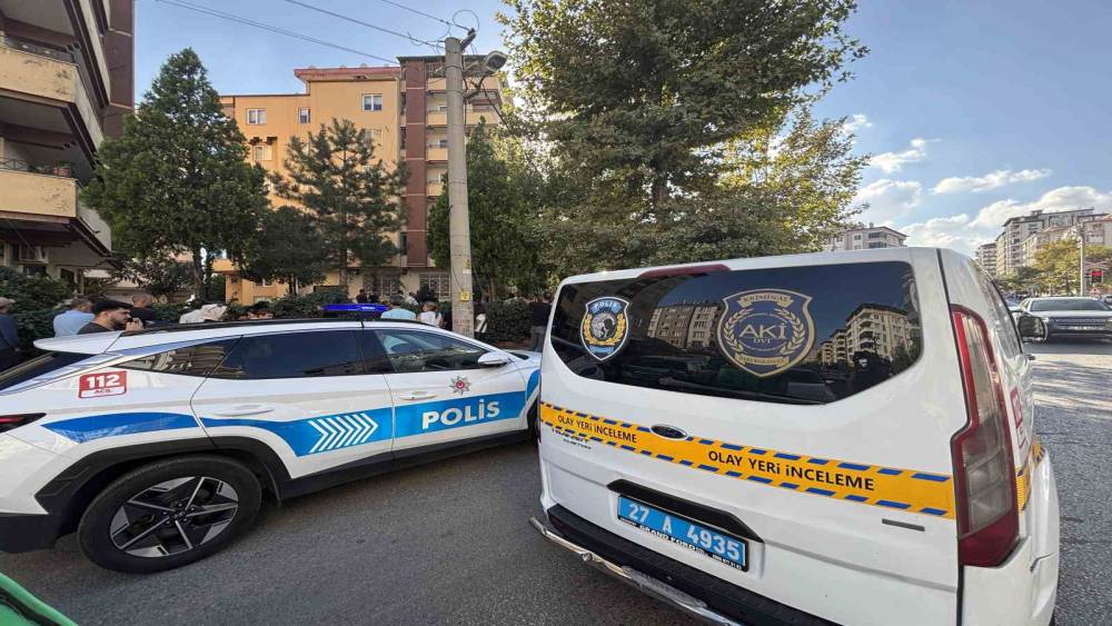 Gaziantep&rsquo;te bir şahıs evde tartıştığı arkadaşını &ouml;ld&uuml;r&uuml;p intihar etti
