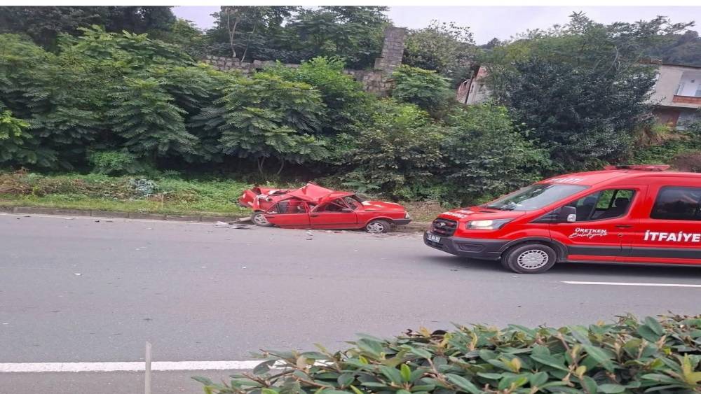 Rize&rsquo;de tır arızalanan otomobile &ccedil;arptı: 1&rsquo;i ağır 2 yaralı
