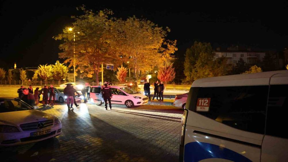 Seyir halindeki kamyonetin kasasından düştü
