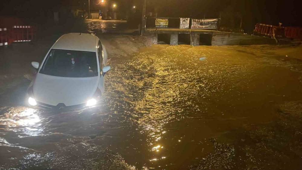 Muğla&rsquo;da yağış nedeniyle yol &ccedil;&ouml;kt&uuml;, &ccedil;ukura d&uuml;şen ara&ccedil; yolda mahsur kaldı
