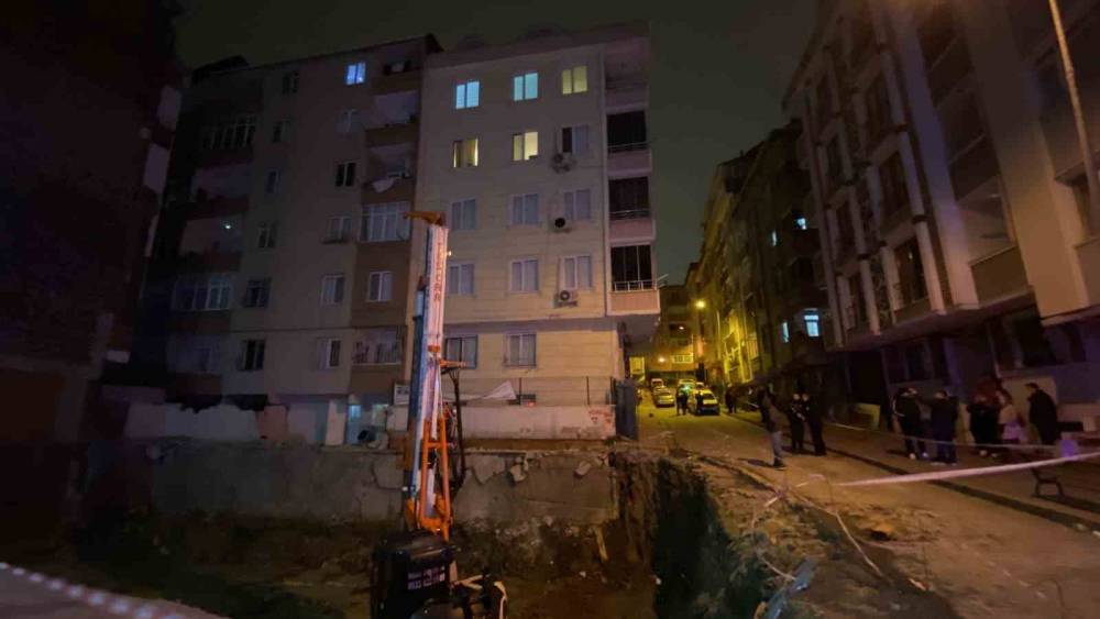 Bah&ccedil;elievler&rsquo;de iki binanın zemininde &ccedil;&ouml;kme: 20 daire tahliye edildi
