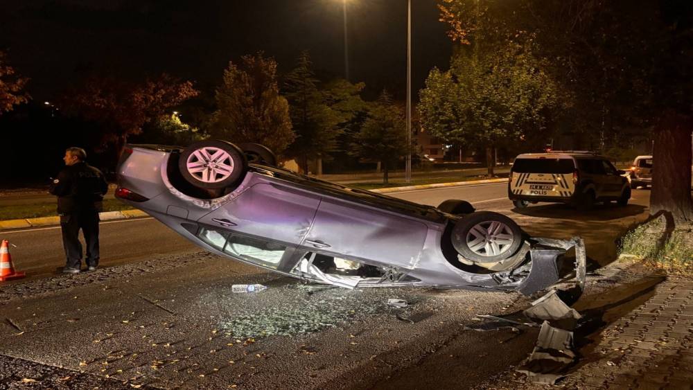 Erzincan&rsquo;da otomobil devrildi: 1 yaralı
