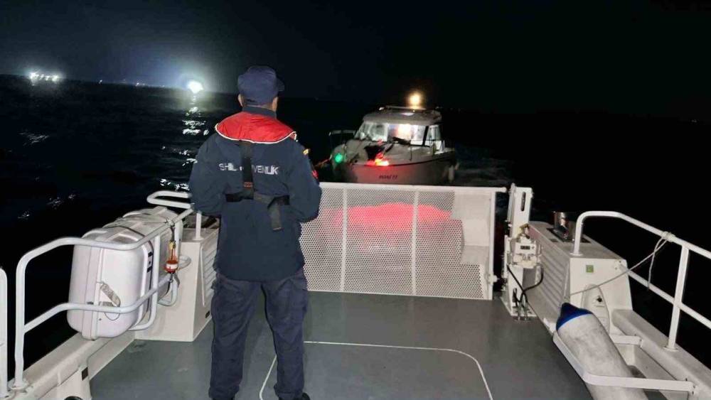 Didim a&ccedil;ıklarında s&uuml;r&uuml;klenen teknedeki 3 kişi kurtarıldı

