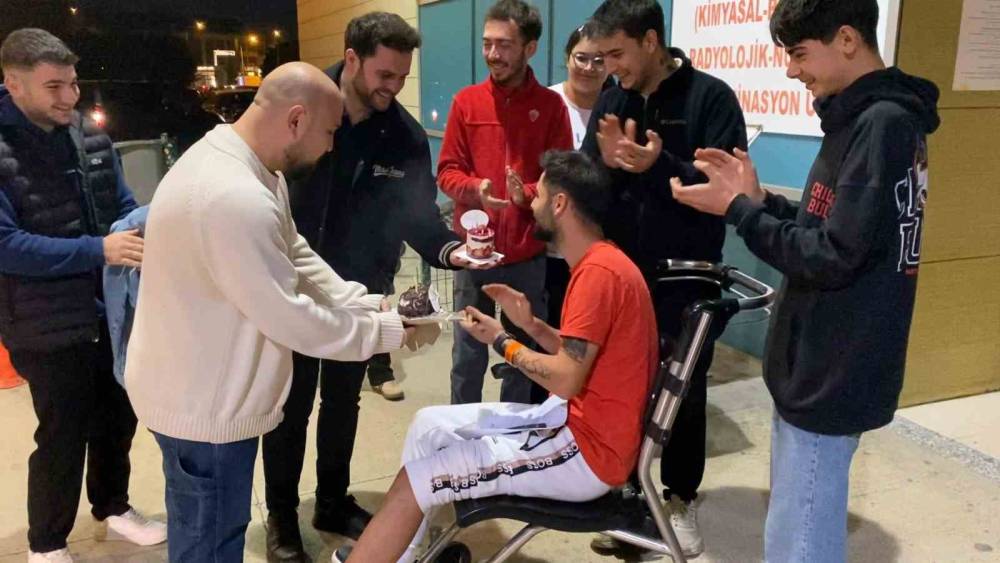 Kaza ge&ccedil;irdi, hastanede doğum g&uuml;n&uuml; pastası kesti
