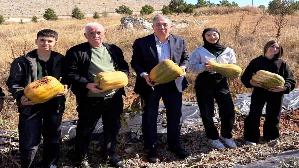 Altıntaş&rsquo;ta &ouml;ğrencilerin emeği kabak tatlısı oldu
