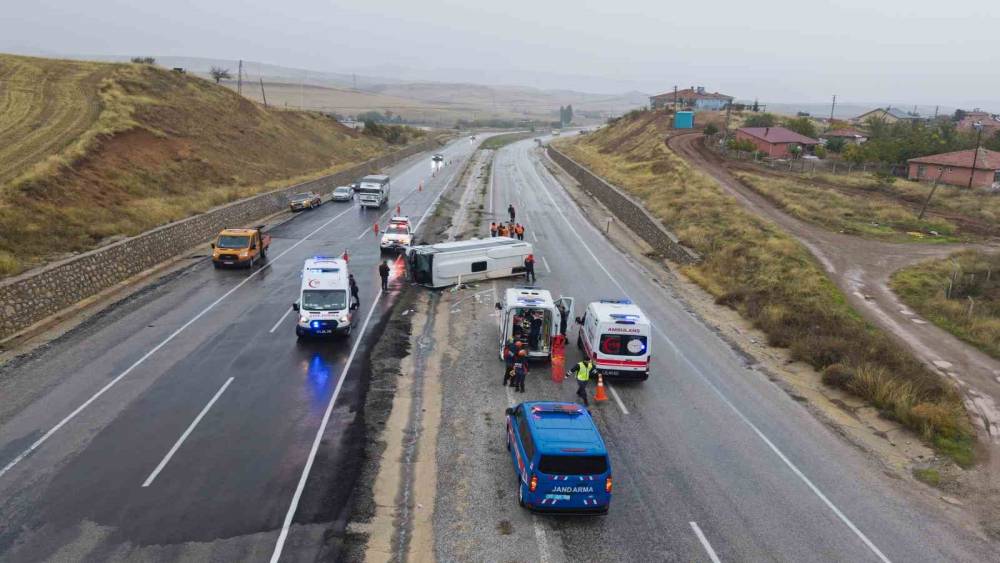 Kırıkkale&rsquo;de iş&ccedil;i servisi devrildi: 1&rsquo;i ağır 15 yaralı
