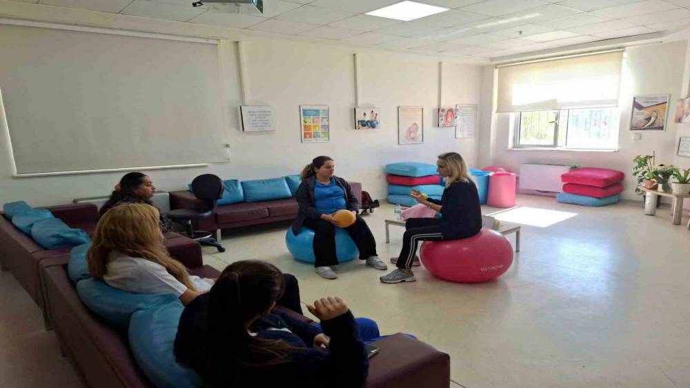 Kayseri Devlet Hastanesi&rsquo;nde doğuma hazırlıkları eğitimleri devam ediyor
