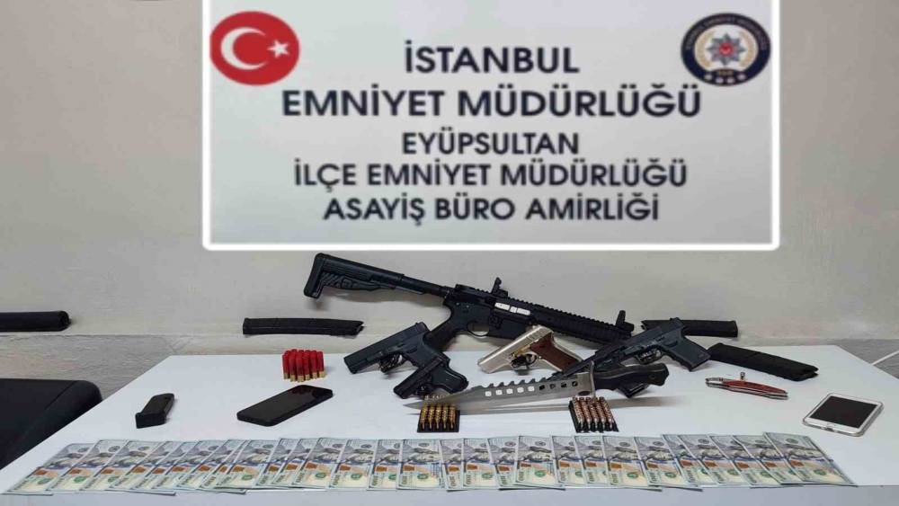 Ey&uuml;psultan&rsquo;daki silah ticareti operasyonunda &ccedil;uvaldan otomatik t&uuml;fek &ccedil;ıktı: 2 ş&uuml;pheli tutuklandı
