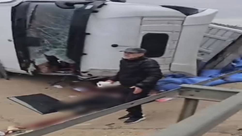 Kontrolden &ccedil;ıkan tırın şof&ouml;r&uuml; ağır yaralandı
