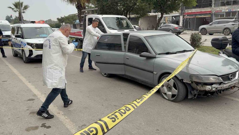 &Ouml;n&uuml;n&uuml; kestikleri şahsı bı&ccedil;aklayıp aracının lastiklerini kestiler
