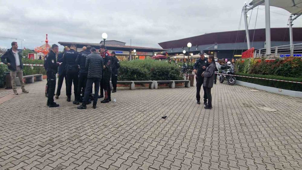 AVM&rsquo;de silahı ateş alınca kendini vurdu
