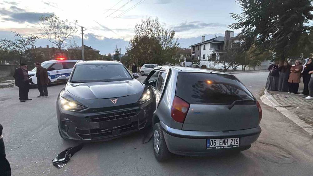 Bolu&rsquo;da cip ile otomobil &ccedil;arpıştı: 4 yaralı

