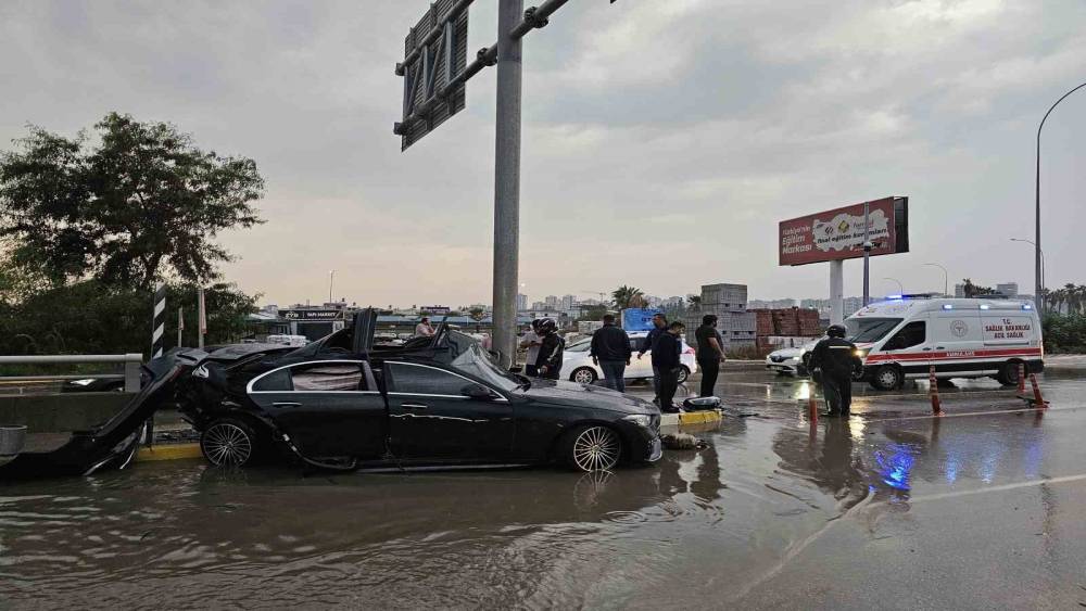 Adana&rsquo;da otomobil direğe &ccedil;arptı: 1 &ouml;l&uuml;
