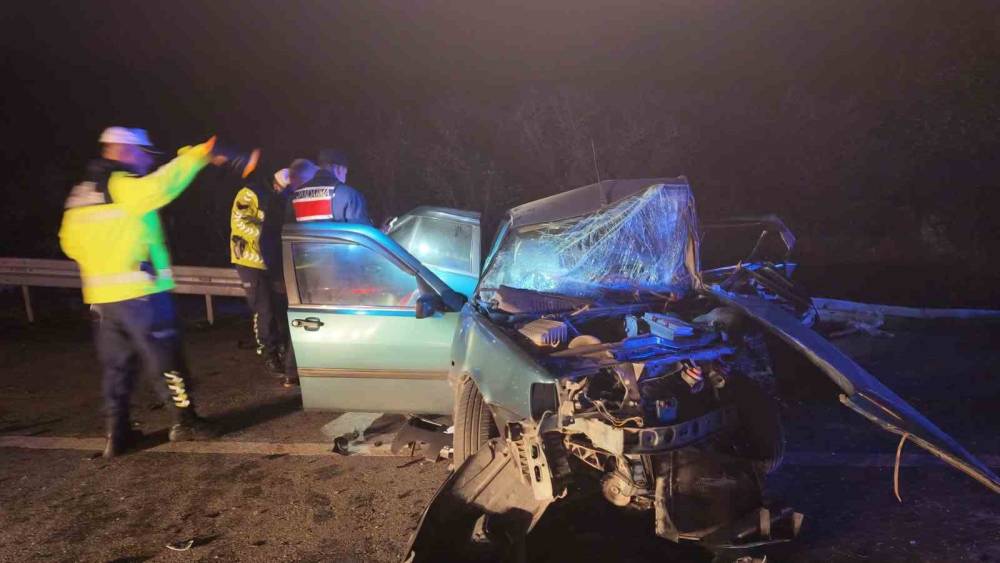D&uuml;zce&rsquo;de iki ara&ccedil; kafa kafaya &ccedil;arpıştı: 5 yaralı
