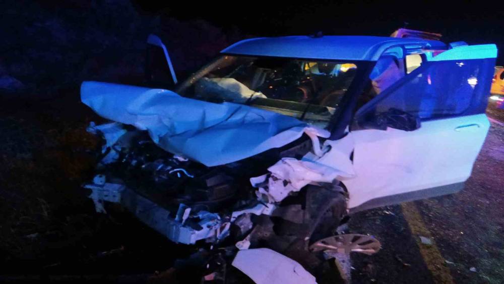 Mardin&rsquo;de otomobil ile ticari ara&ccedil; &ccedil;arpıştı: 1 &ouml;l&uuml;, 3 yaralı
