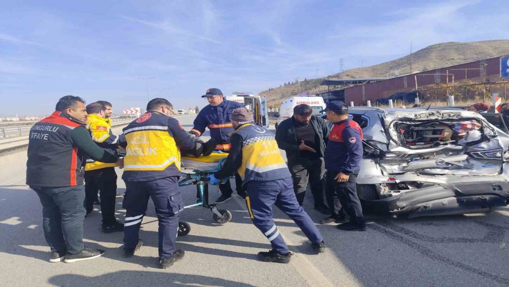 Çorum’da cip ile kamyon çarpıştı: 5 yaralı
