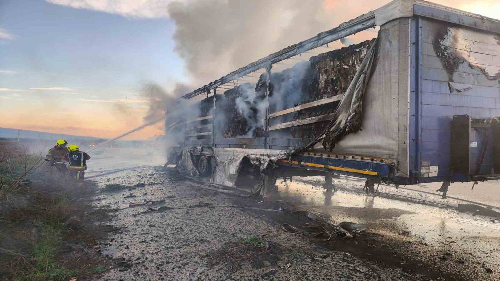 Bandırma karayolunda tır dorsesi alev aldı
