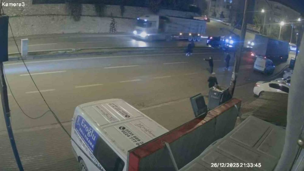 Takla atıp direğe &ccedil;arpan otomobilin kaza anı kamerada: 3 yaralı
