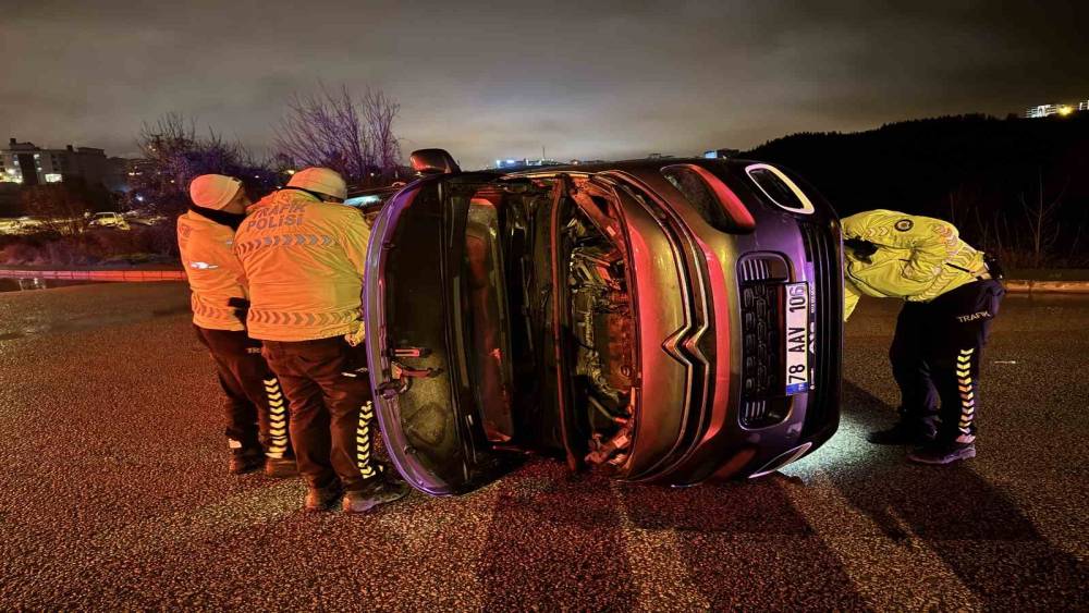 Kaldırıma &ccedil;arpıp devrildi: 1 yaralı
