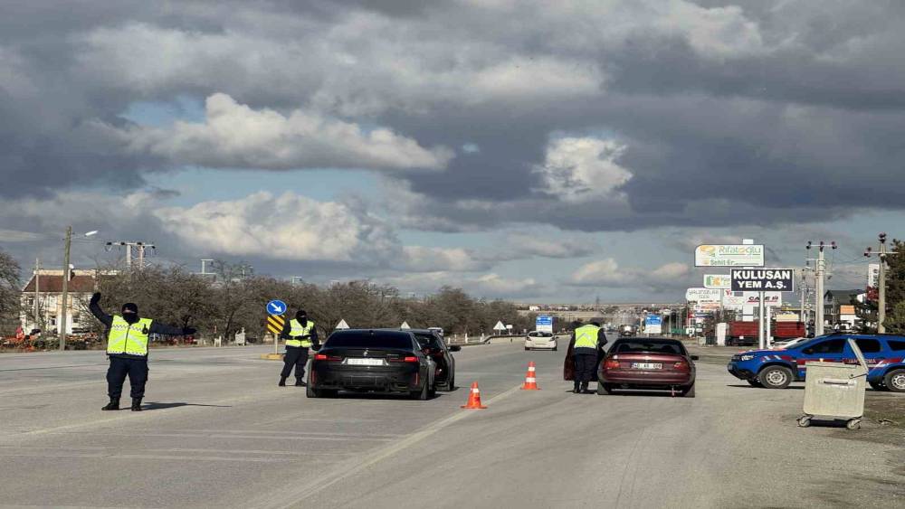 Jandarma yılbaşı &ouml;ncesi trafik denetimlerini artırdı
