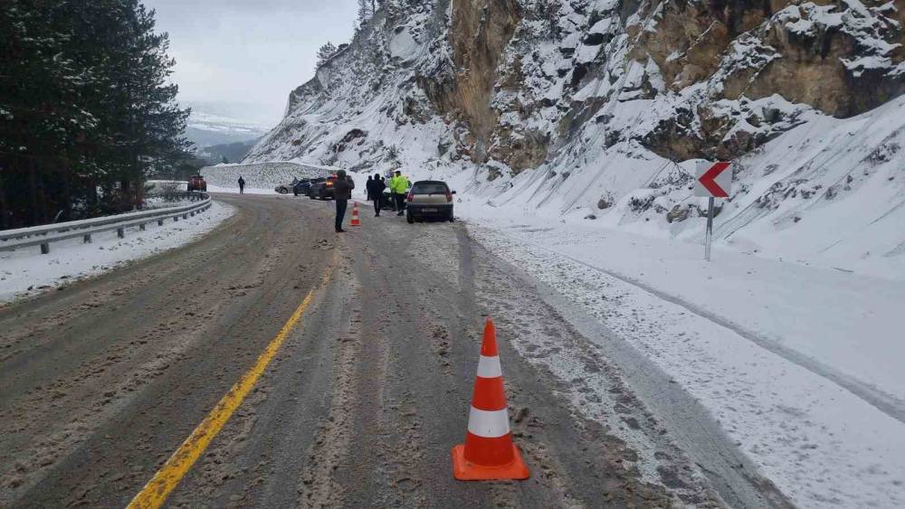 Domani&ccedil;-İneg&ouml;l karayolunda &uuml;&ccedil; ayrı kaza: 5 ara&ccedil;ta maddi hasar oluştu
