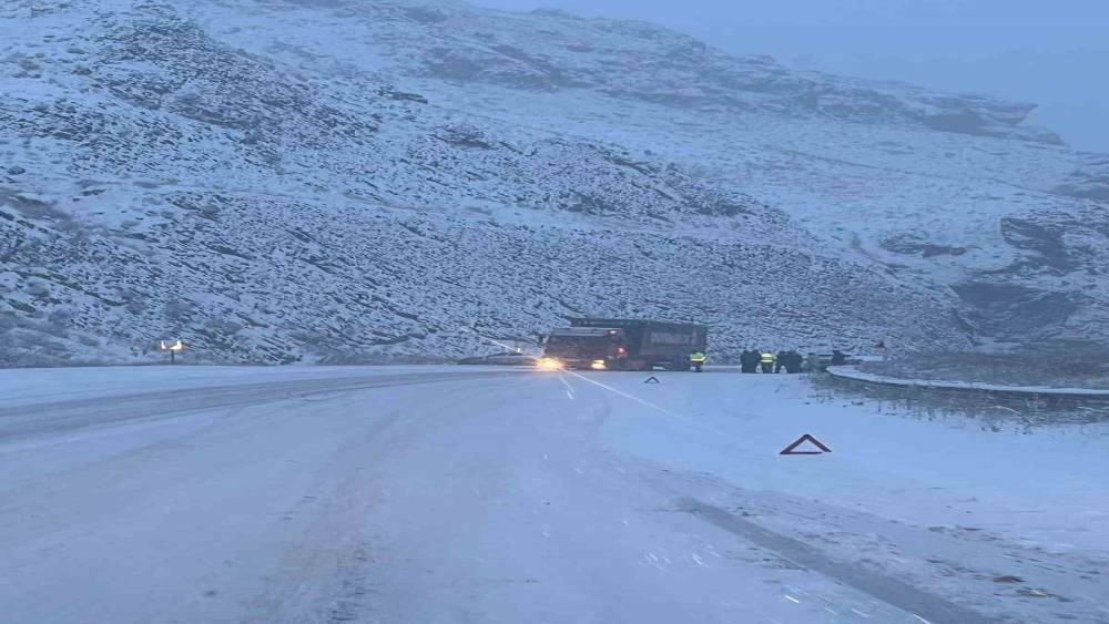 Erzurum-Erzincan karayolunda ağır tonajlı ara&ccedil;ların ge&ccedil;işine izin verilmiyor
