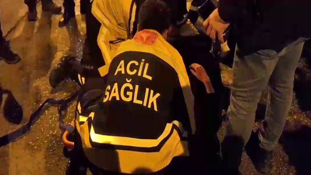 Yolda baygın bulunan kadın hastaneye kaldırıldı
