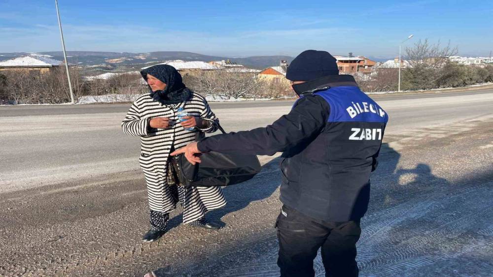Zabıtadan ka&ccedil;an kadın dilenci erkekler tuvaletine saklandı
