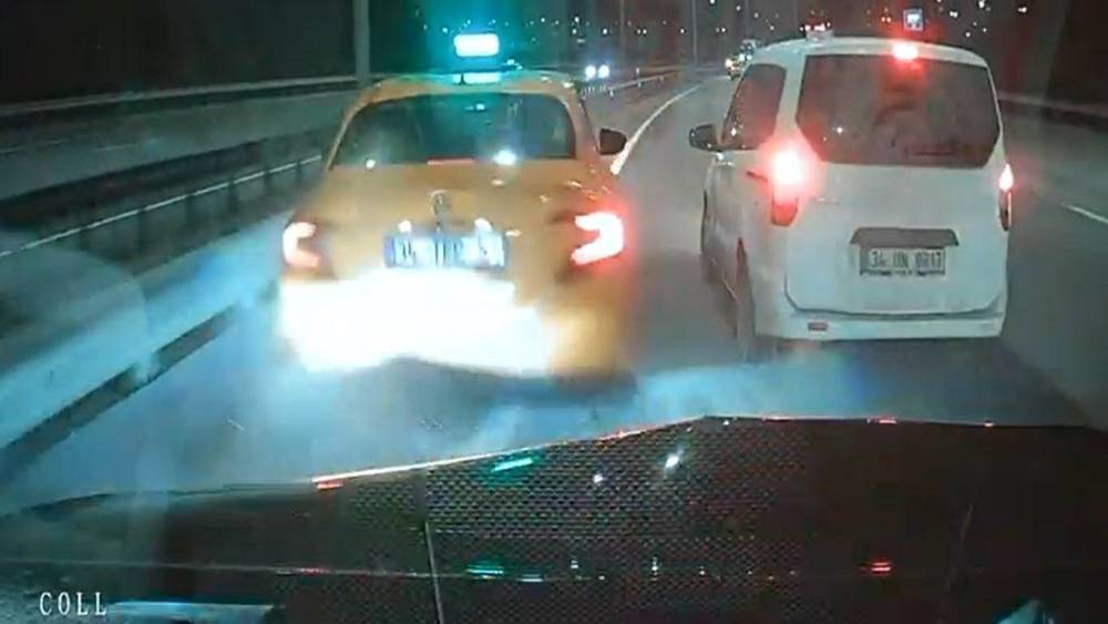 Ey&uuml;psultan&rsquo;da iki s&uuml;r&uuml;c&uuml;n&uuml;n inatlaşması zincirleme kaza ile bitti
