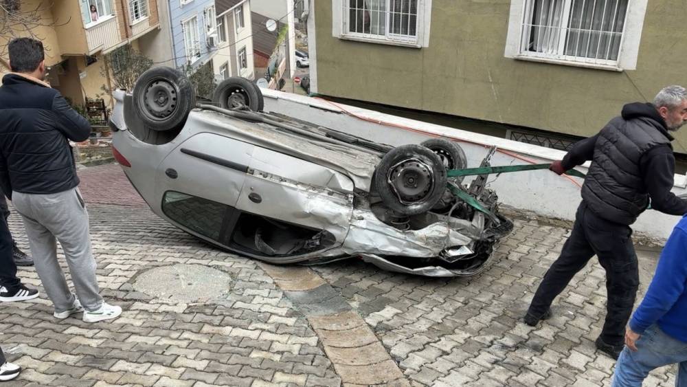 Kağıthane&rsquo;de faciadan d&ouml;n&uuml;ld&uuml;: Doğal gaz kutusuna &ccedil;arpan otomobil takla attı
