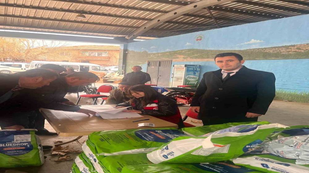 Pazarlar&rsquo;da vişne ve kiraz &uuml;reticilerine bordo bulamacı desteği s&uuml;r&uuml;yor
