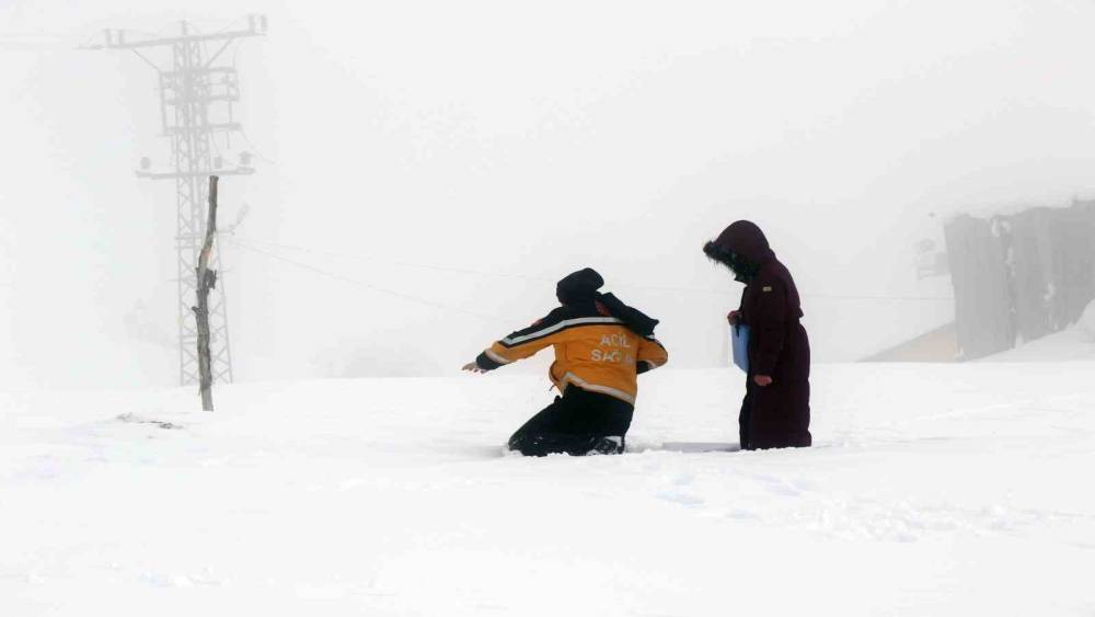 Kar ve tipiye rağmen şifa yolu a&ccedil;ık, paletli ambulanslar g&ouml;revde
