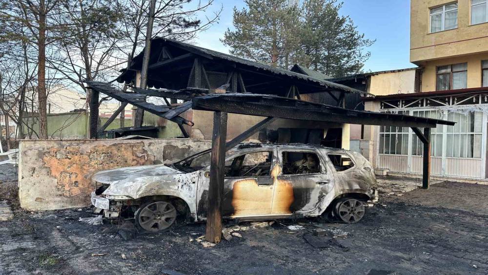 Kastamonu&rsquo;da park halindeki cip yandı
