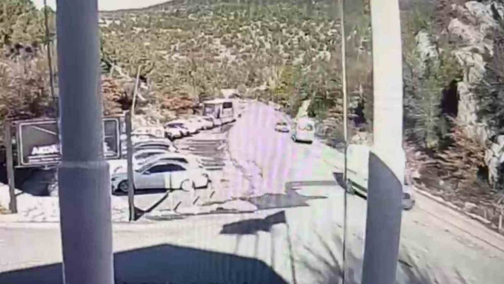 Beyşehir&rsquo;de bir anlık kontrol kaybı can aldı kaza anı kamerada
