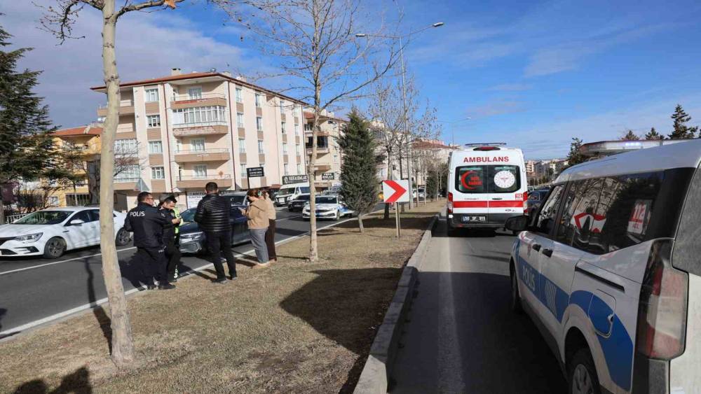 Yaya ge&ccedil;idine 100 metre mesafede karşıya ge&ccedil;erken otomobilin &ccedil;arptığı şahıs hayatını kaybetti
