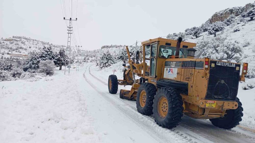 Mersin&rsquo;in y&uuml;ksek kesimlerinde karla m&uuml;cadele s&uuml;r&uuml;yor
